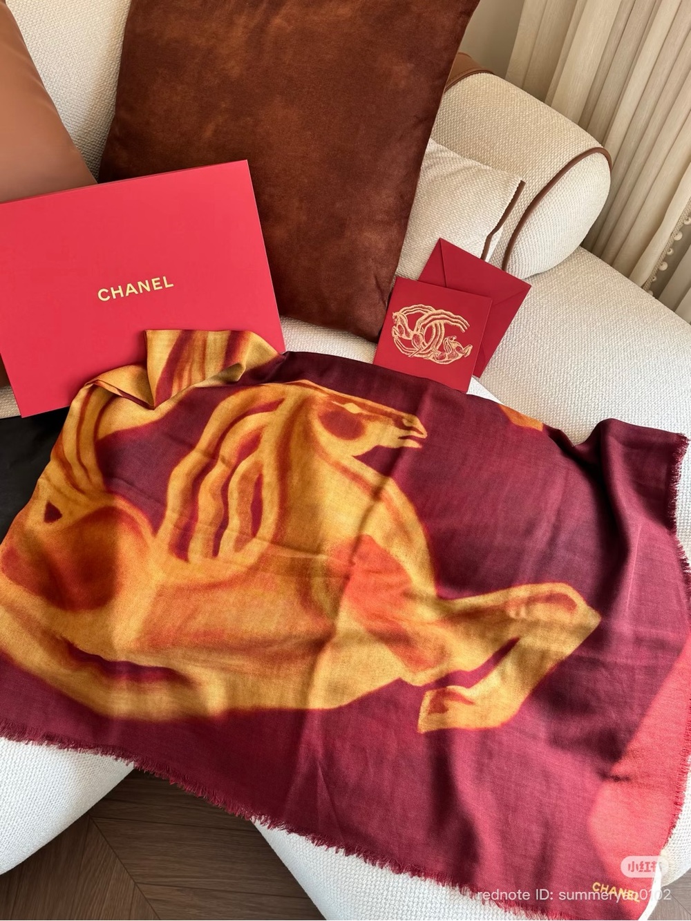 CHANEL VIC gift 2026 red horse soft scarf cashmere No box Used once - Picture 4 of 9